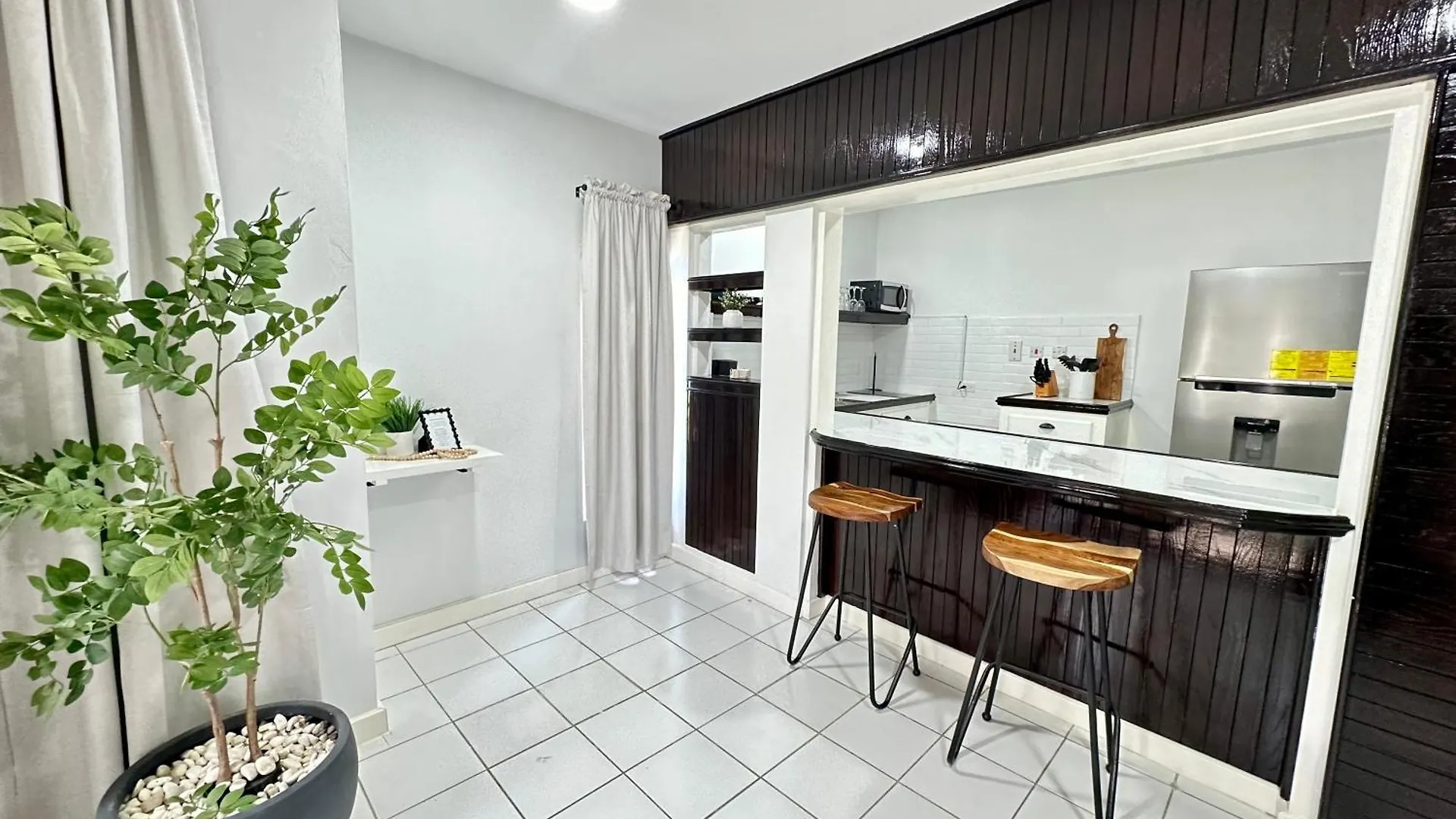 Falcon Shoreline- Airport Pickup Available - Gated-Security Montego Bay Apartment