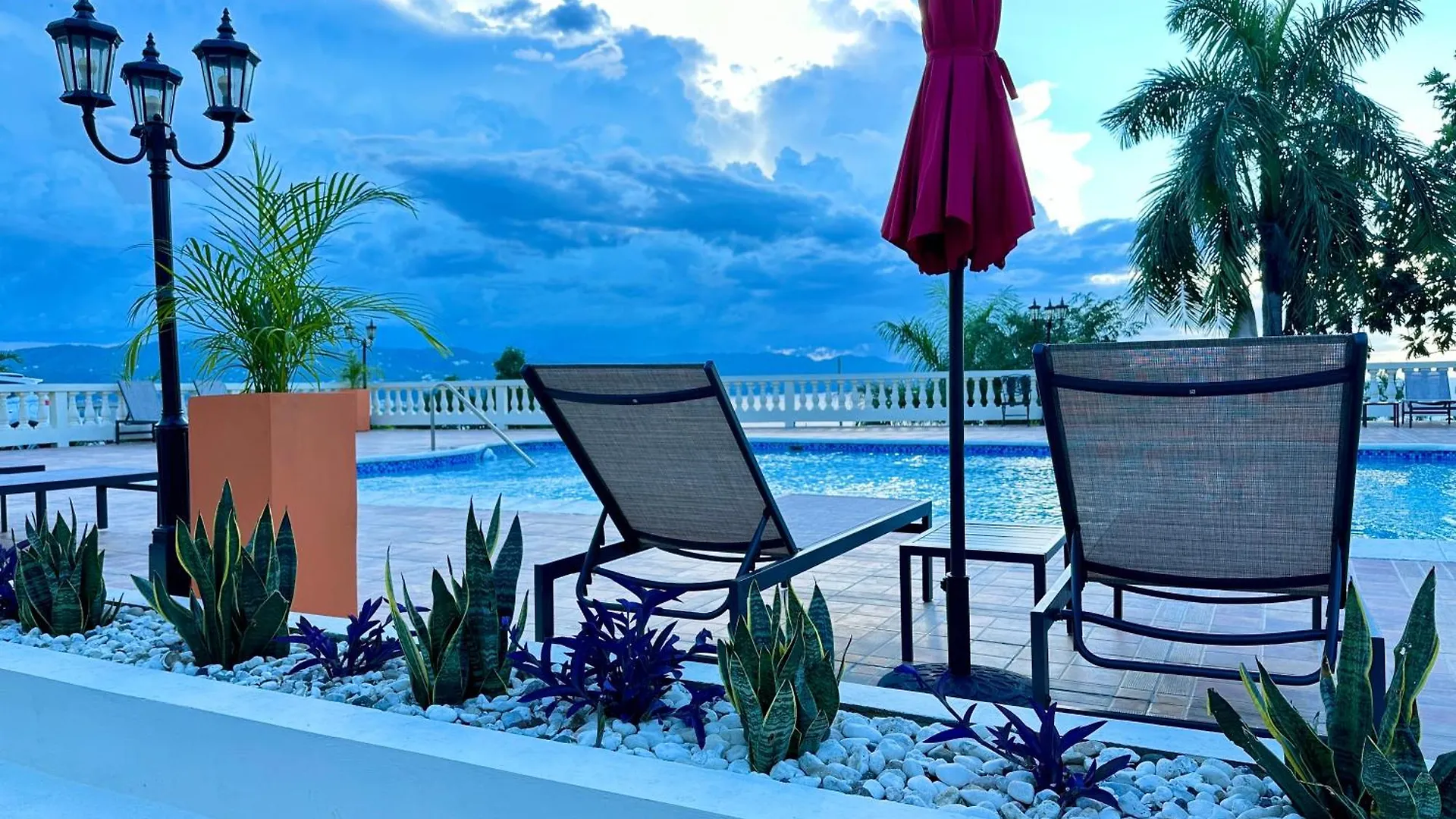 Falcon Shoreline- Airport Pickup Available - Gated-Security Montego Bay Apartment