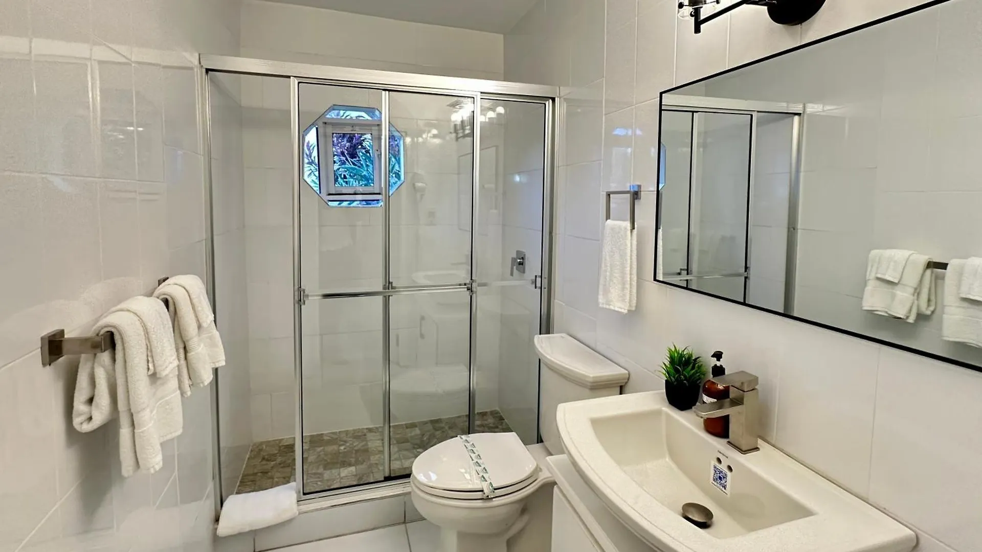 Falcon Shoreline- Airport Pickup Available - Gated-Security Montego Bay Apartment